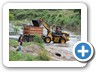 Schlammbagger, an der Flußmündung des Rio Villalobus wird kontinuierlich das neu angeschwemmte Sediment und auch Müll abgetragen und abtransportiert.